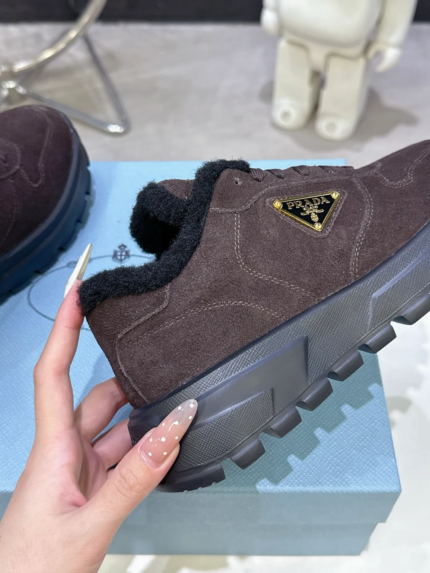【PRADA】P: 660💰Couple style▪️Size: Women’s 35-40⚛Size: Men’s 39-44(45 customized) 2025 𝐬𝐬Prada’s new product, coming with strength! ❣️Many Internet celebrities have the same style, fashionable and versatile nice items, original shoes are developed and purchased from Italian counters, and are reproduced 1:1 according to the original taste. This year’s theme is not to be defined, embodying texture through simplicity💛From thick-soled sneakers to zigzag short boots to 2025 flat shoes, everything reveals a sure-fire momentum... It combines gentleness and handsomeness, the finishing touch for women❤️ Wear-resistant and ultra-light two-color outsole.
